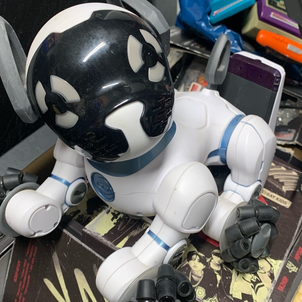 WowWee 0805 Chip Robot Toy Dog - White With Charging Base